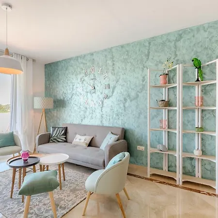 Sea & Mountain View Penthouse דירה *